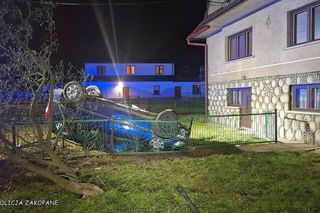 Białka Tatrzańska. Ukrainiec dachował oplem, niszcząc po drodze liczne przeszkody