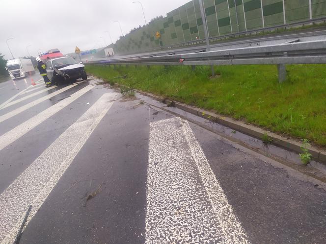 Śmiertelny wypadek w Pyrzowicach. Kierowca wysiadł z samochodu i został potrącony [ZDJĘCIA]