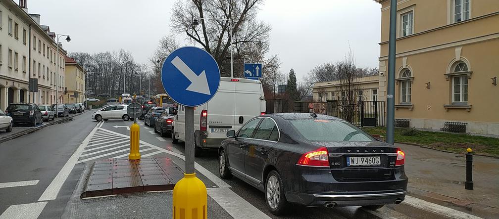 Feralny znak na Dobrej. Kierowcy uderzyli w niego 50 razy w półtora roku