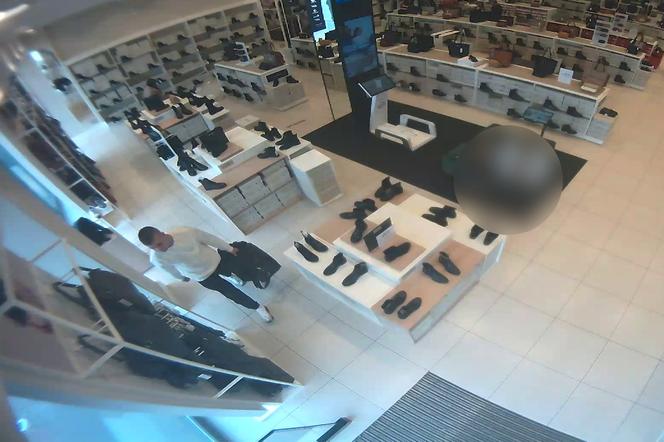 Okradli sklep obuwniczy w Świeciu. Wynieśli towar za kilka tysięcy złotych! [ZDJĘCIA]