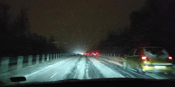 Śnieżyca w Śląskiem. Koszmarne warunki na drogach [ZDJĘCIA]