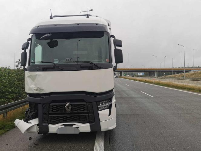 Śmiertelny wypadek na A1 pod Łodzią! Tir staranował dwie osobówki na pasie awaryjnym