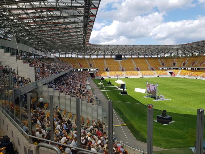 Kongres Świadków Jehowy w Białymstoku. Na stadionie miejskim tysiące uczestników [ZDJĘCIA]