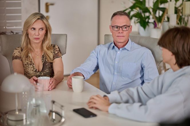 Na Wspólnej, odc 4086. Monika (Sylwia Gliwa), Damian Cieślik (Waldemar Błaszczyk), Kajtek (Michał Stoszek)