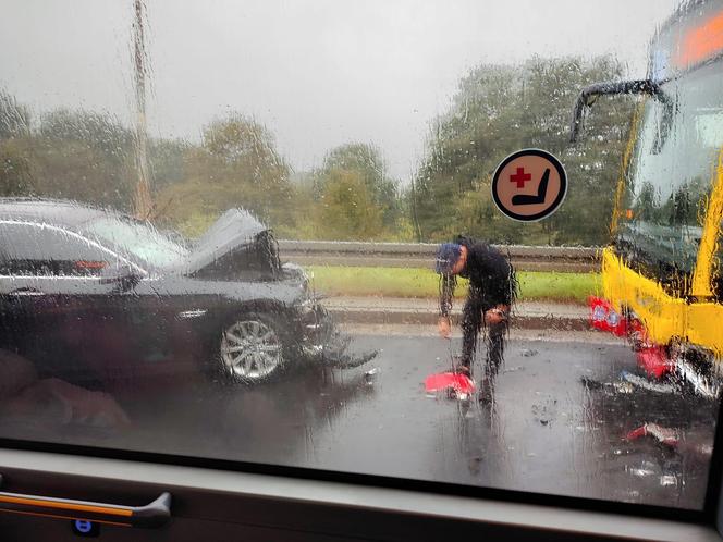 Zderzenie autobusu z osobówką we Wrocławiu. Jedna osoba w szpitalu 