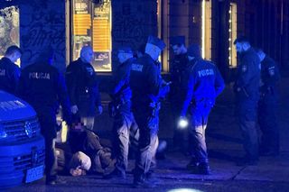 Podźgali się w centrum Warszawy. Bitwa na noże przed znanym kebabem. Podejrzanych złapali przed komendą policji