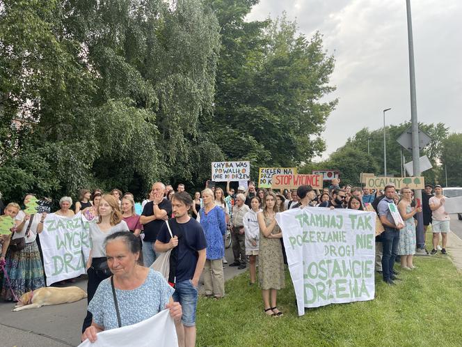 Protest mieszkańców przeciwko wycince drzew pod budowę linii tramwajowej do Mistrzejowic.