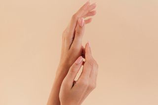 Lniane paznokcie to idealny manicure dla minimalistek
