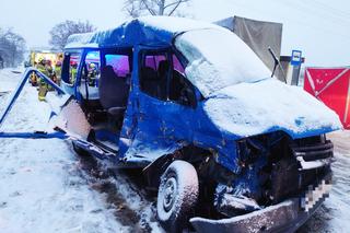 Koszmarne zderzenie busa i ciężarówki pod Grójcem. Nie żyje 50-latka, 7 osób rannych