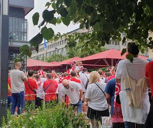 Kibice bawią się przed meczem Polska - Austria