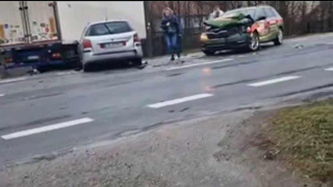W karambolu na DK2 uczestniczyła ciężarówka i pięć aut osobowych