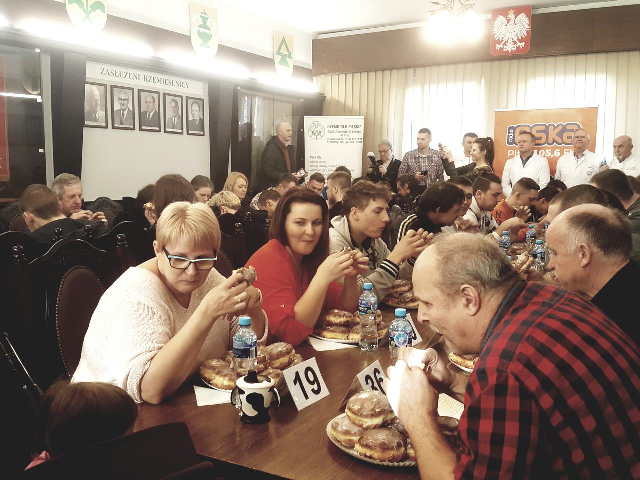 Sebastian Mikulski mistrzem Piły w jedzeniu pączków na czas. 