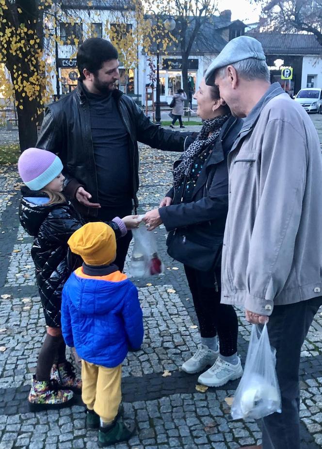 „Alternatywni” rozdawali znicze na Placu Solidarności i Wolności w Łukowie