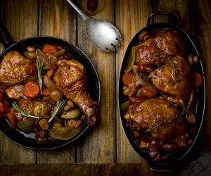 Kurczak z grzybami, duszony w czerwonym winie - rozjaśni pochmurne dni