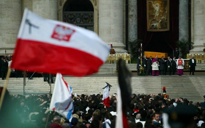Tak wyglądał pogrzeb Jana Pawła II w Watykanie