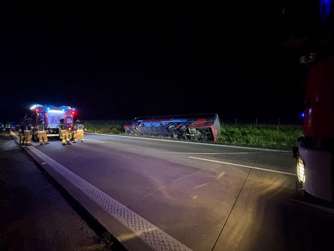 Wypadek autokaru wojskowego na autostradzie A4. Wielka akcja służb ratunkowych [ZDJĘCIA]