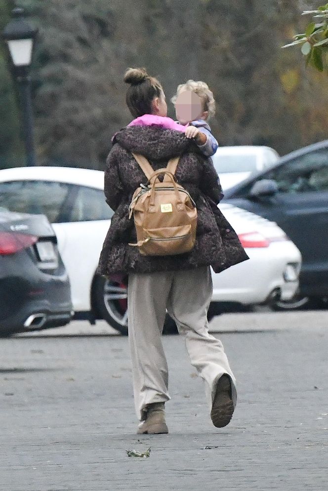 Jan Kliment z żoną i synem wyjeżdżają ze ślubu Kasi Cichopek i Macieja Kurzajewskiego