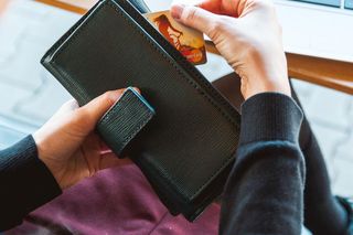 Bezpieczne finanse na wakacjach: jak chronić swoje pieniądze i dane w podróży? 