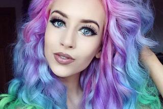 tęczowe włosy