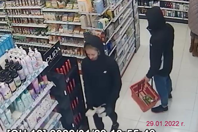 Seria kradzieży w drogerii w Dobrzejewicach koło Torunia. Rozpoznajesz sprawców?