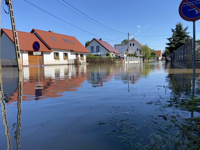 Lewin Brzeski nadal pod wodą