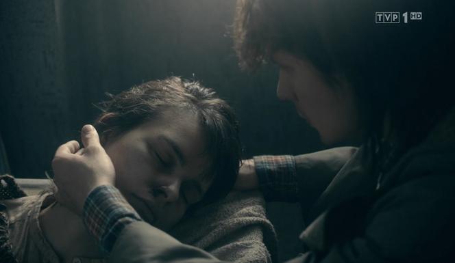 Stulecie Winnych 4, odcinek 48: Straszna śmierć dziewczyny Antka. Znajdzie zmarłą Mirkę w wannie - ZWIASTUN