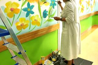 Niesamowity gest! Siostra zakonna pomalowała oddział dziecięcy