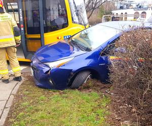 Taksówka z pasażerem zmieciona przez rozpędzony tramwaj! Groźny wypadek w centrum Warszawy