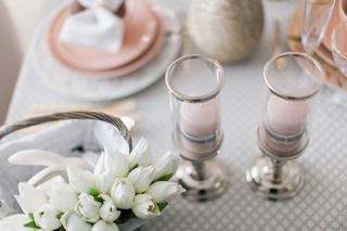 Różowe świece ozdobą wielkanocnego stołu