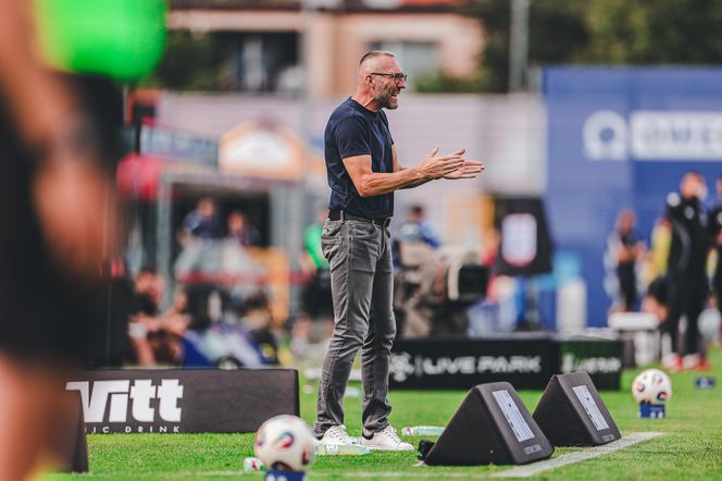 Ekstraklasa: galeria pięknych pań na trybunach nie pomogła. Raków przegrał, Marek Papszun się wściekał, sędziom też poświęcił zdanie