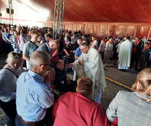 Mszy św. w namiocie przy sanktuarium przewodniczył bp Krzysztof Zadarko, administrator diecezji koszalińsko-kołobrzeskiej