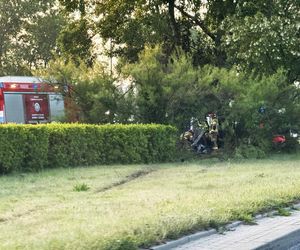 Potworny wypadek w Płocku. Wypadli z drogi, uderzyli w drzewo. Dwoje ludzi spłonęło w samochodzie	