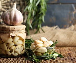 Aromatyczny czosnek w ziołach prowansalskich do słoików