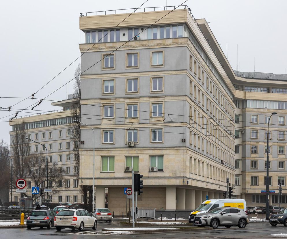 Na dole prezydium, na górze obieranie ziemniaków. Gmach GUS-u w Warszawie zaprojektowano jako sprawny organizm