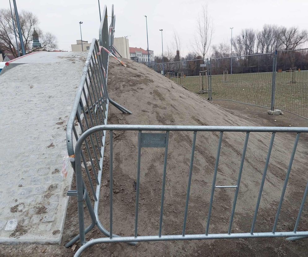 Skatepark i pumptrack na nabrzeżu w Starym Fordonie doczekały się remontu. Ludzie nie czekają na zakończenie prac 