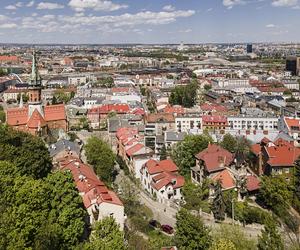 Wybudowany w sercu starego krakowskiego Podgórza budynek powstał na małej i wąskiej działce