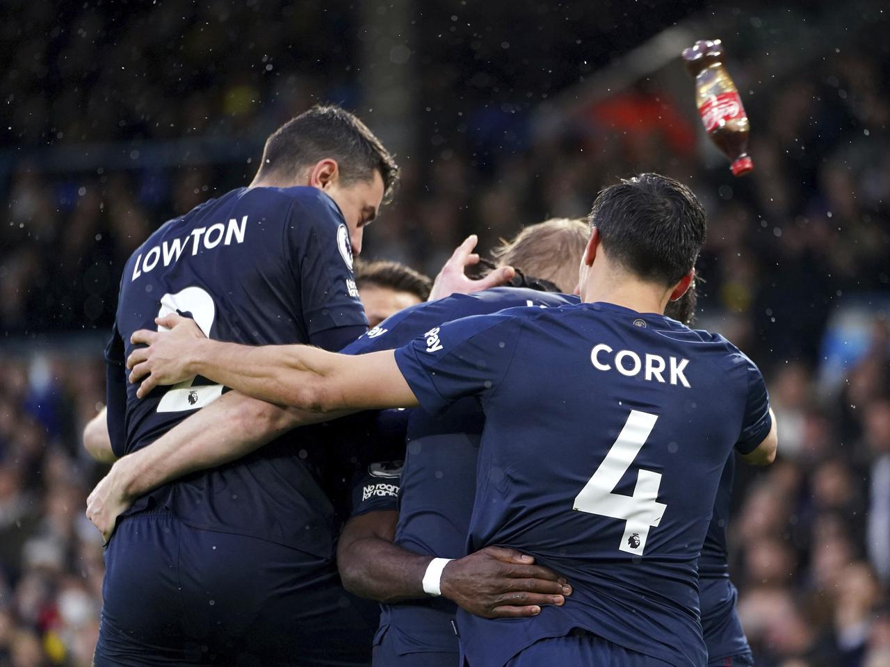 Butelką w piłkarza. Matt Lowton ugodzony w twarz. W Leeds jak w Tiranie