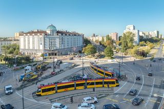 Przystanki w centrum Warszawy przesunięte. Powód? Wiadukt grozi zawaleniem 