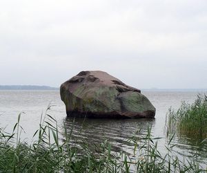 Głaz narzutowy w Kamieniu Pomorskim w 2011 roku