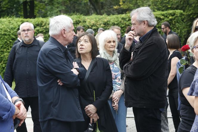 Fani i artyści żegnają Joannę Kołaczkowską. Pogrzeb artystki na Powązkach [ZDJĘCIA]