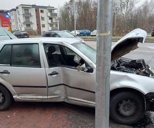 Osobówka uderzyła w latarnię na Piłsudskiego w Starachowicach