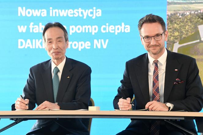 Minister rozwoju i technologii Waldemar Buda i prezes Daikin Europe Masatsugu Minaka