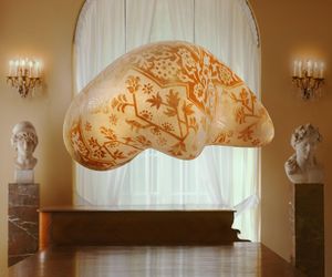 Rzeźbiarskie lampy znanych polskich artystów na jubileuszowej aukcji Przyjaciół Muzeum Narodowego w Warszawie