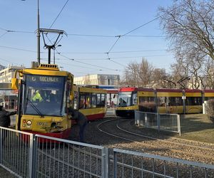 Zderzenie tramwaju z samochodem w Warszawie. Duże utrudnienia 