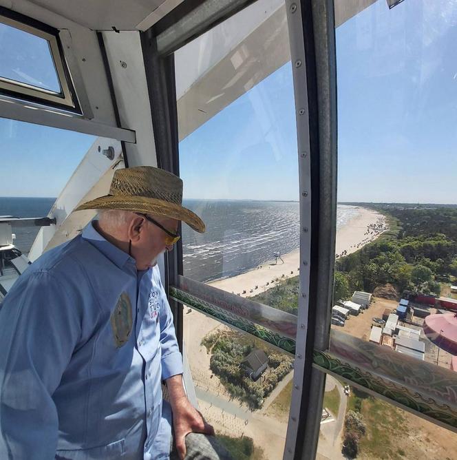 Lech Wałęsa na diabelskim młynie