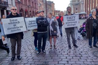 Toruń mówi TAK dla edukacji seksualnej!. Za nami demonstracja w sercu miasta