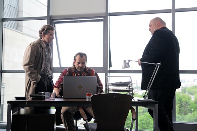 Na krawędzi 2 sezon odc. 4. Andrzej Czyż (Przemysław Sadowski), Potocki (Jakub Wieczorek), Michał Piela