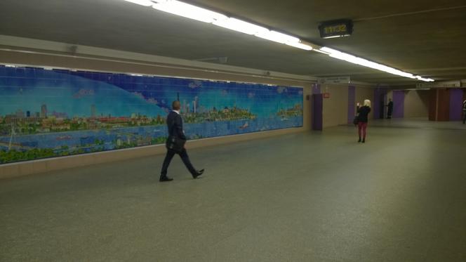 Warszawiacy oglądają mozaikę w metrze