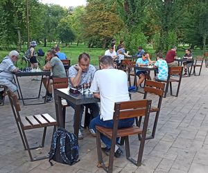 Macie ochotę zagrać w szachy na świeżym powietrzu? Możecie to zrobić w Parku Ludowym w Lublinie