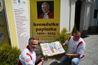 Gigantyczna kremówka w Rzeszowie gotowa. Porcji wystarczy dla każdego!